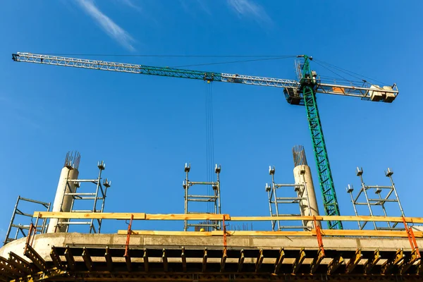 Guindaste de alta torre de trabalho na construção de nova casa . — Fotografia de Stock