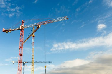 Birçok yüksek kule vinç yeni binaların inşası üzerinde çalışmak