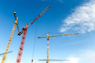Birçok yüksek kule vinç yeni binaların inşası üzerinde çalışmak