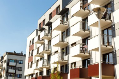 Mavi gökyüzü arka plan üzerinde yeni daire binaların dış. Hiçbir insan. Emlak iş kavramı.