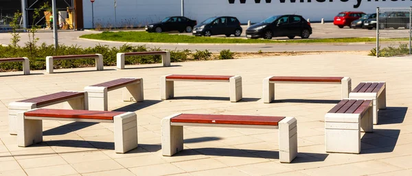 Nové dřevěné lavičky na ulici v městské části. Dobrý pl — Stock fotografie