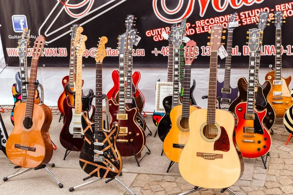 Wiele gitary akustyczne i elektryczne są sprzedawane na wystawie — Zdjęcie stockowe