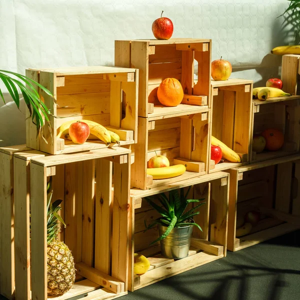 Plátanos, naranjas, manzanas en cajas de madera. Venta de fruta fresca en —  Fotos de Stock