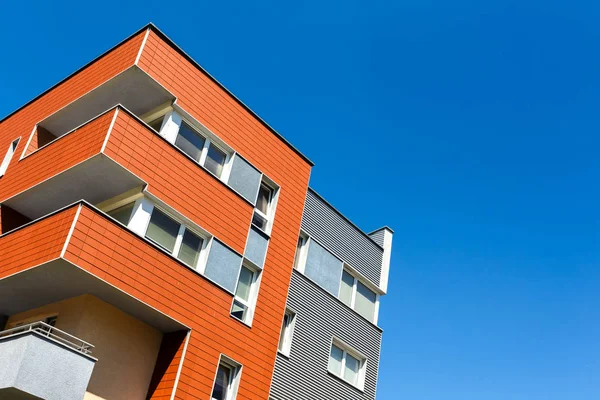 Außenansicht eines modernen Mehrfamilienhauses auf blauem Himmel — Stockfoto
