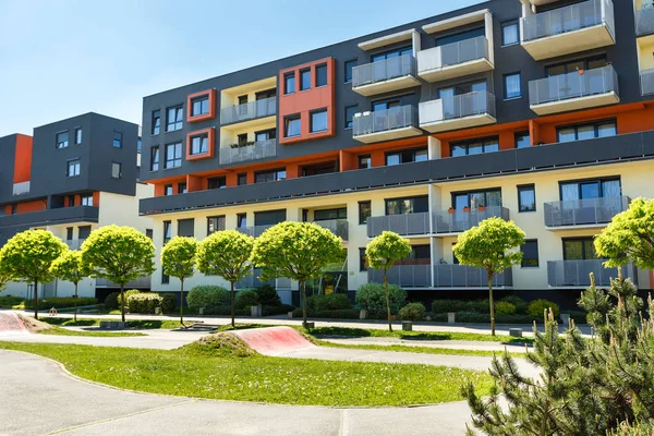 Mavi gökyüzü backgrou modern bir daire Bina dış