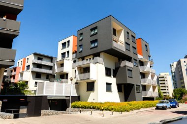 Mavi gökyüzü backgrou modern bir daire Bina dış