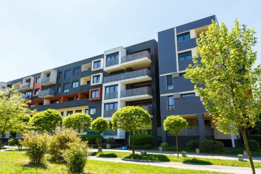 Mavi gökyüzü backgrou modern bir daire Bina dış