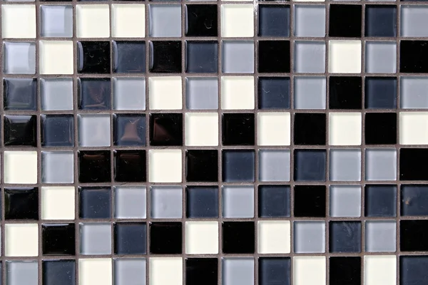 Mosaikhintergrund aus schwarzen, weißen und grauen Keramikfliesen — Stockfoto