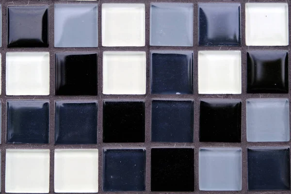 Mozaïek achtergrond van zwart, wit en grijs keramische tegels. — Stockfoto