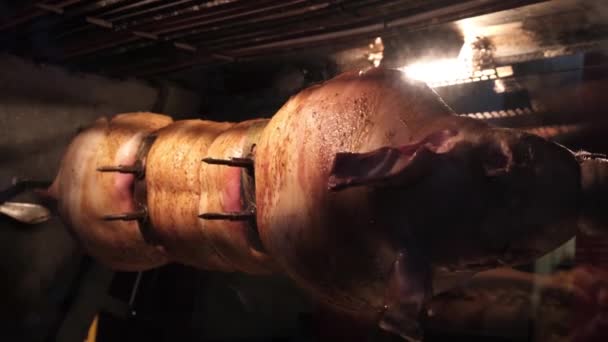 レストランのストーブの中で金属串に刺し豚ロースト — ストック動画