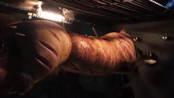 Varkensvlees Geroosterd Een Metalen Spies Een Kachel Restaurant — Stockvideo