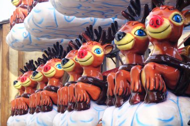 Noel Baba 'nın plastik kızağı, yüklemeye hazır geyikleri var.