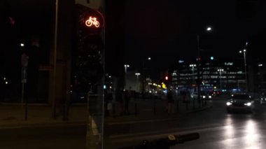 Gece Sokağında Motorlar İçin Trafik Işığı. Birçok araba yol boyunca farları açık olarak sürer..