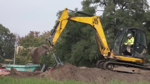 Wroclaw Polen Oktober 2019 Gele Graafmachine Werken Een Straat Van — Stockvideo