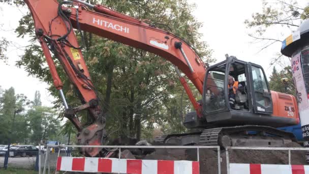 Wroclaw Polónia Outubro 2019 Escavadora Vermelha Trabalha Uma Rua Cidade — Vídeo de Stock