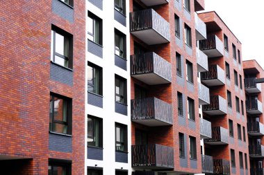 Balkonlu, modern bir apartmanın dışı. Kimse yok.