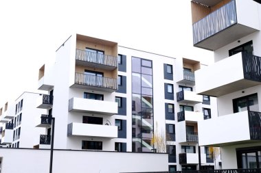 Balkonlu ve beyaz yüzlü modern apartman binaları.
