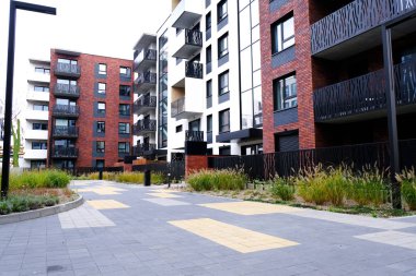 Modern apartman binalarının avlusunda kaldırım var.