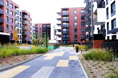 Ahşap pla ile modern apartman binalarının avlusu
