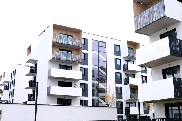 Facade of a modern apartment buildings with balcony and white wa — Stock Photo, Image