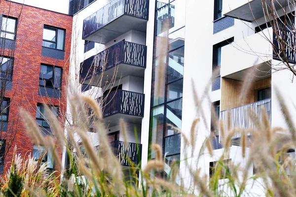 Außenseite eines modernen Mehrfamilienhauses mit Balkon. keine Menschen — Stockfoto