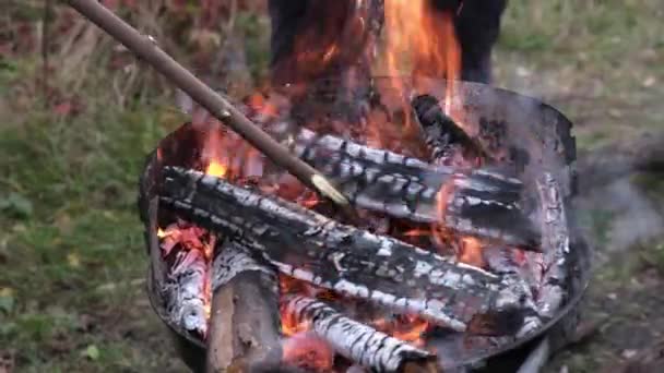 Hombre Hacer Fuego Llamas Leña Para Preparar Parrilla — Vídeos de Stock