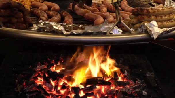 Las Salchichas Parrilla Cerdo Chiken Ternera Fríen Una Sartén Grande — Vídeos de Stock