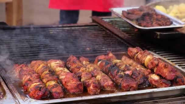 Verse Gegrilde Worsten Barbecue Gestoomd Een Outdoor Cafe Beurs — Stockvideo