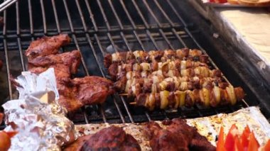 Taze ızgara sosis ve barbekü panayırdaki açık bir kafede buğulandı.