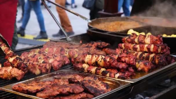 Vendedor Freír Carne Fresca Parrilla Shashlik Cafetería Aire Libre Tratar — Vídeos de Stock