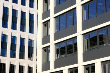 Çağdaş bir iş için modern ofis binalarının cephesi