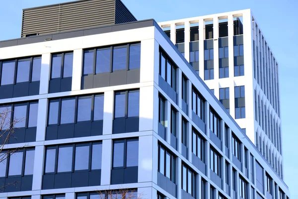 Çağdaş büstün içindeki modern ofis binalarının dışında.