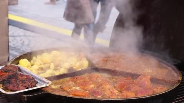 Carne Fresca Frita Patata Cacerola Grande Redonda Cafetería Exterior Tratar — Vídeos de Stock