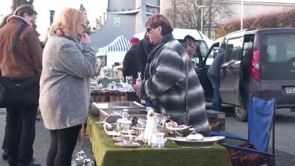 Wroclaw Polonia Noviembre 2019 Hombres Mujeres Eligen Antigüedades Mercadillo Clientes — Vídeo de stock