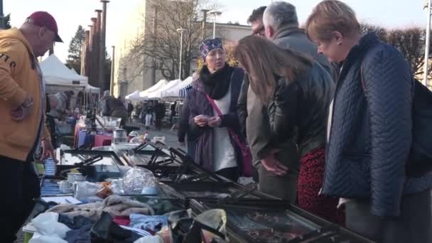 Wroclaw Polen November 2019 Männer Und Frauen Wählen Antiquitäten Auf — Stockvideo