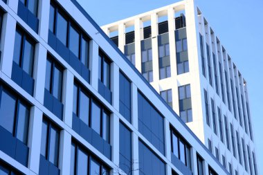 Çağdaş iş dünyasındaki modern bir ofis binası cephesi