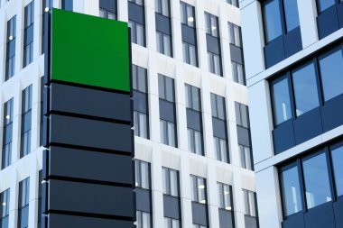 Reklam panosunda boş gri ve yeşil boşluklar var.