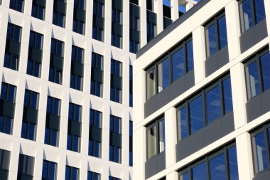 Çağdaş iş dünyasında iki beyaz modern ofis binası.