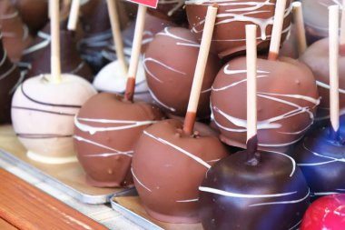 Elmalar siyah, beyaz ve sütlü çikolata kaplı.