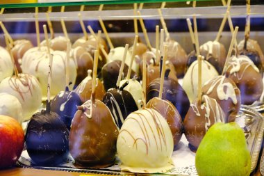 Siyah, beyaz ve çikolatalı armutlar.