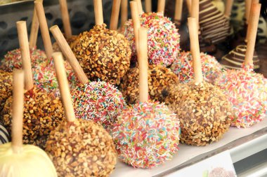 Çikolata kremalı ve çok renkli tatlı tozuyla kaplı meyveler.