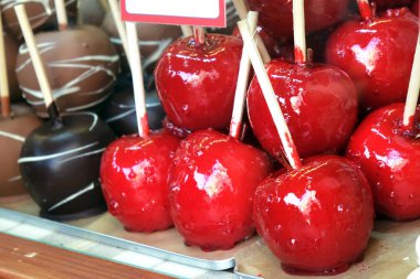 Elmalar siyah ve sütlü çikolata ve kırmızı jöleli 