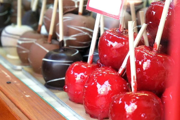 Яблоки, покрытые черным и молочным шоколадом и красной глазурью в — стоковое фото