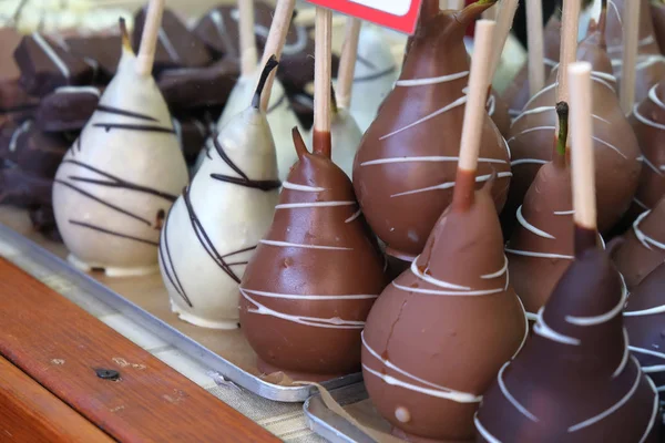 Poires recouvertes de chocolat noir, blanc et au lait en bonbons st Images De Stock Libres De Droits