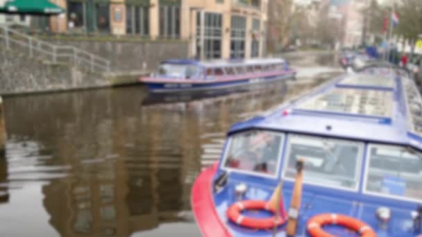 Blauw Plezier Boot Met Toeristen Reizen Langs Kanaal Het Historische — Stockvideo