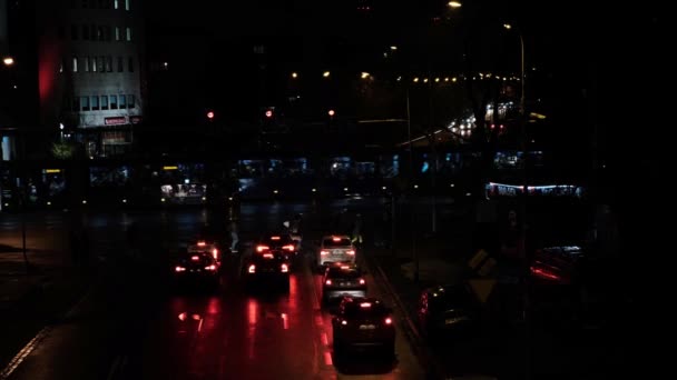 ポーランドのヴロツワフ 2020年1月 多くの車やトラムがヘッドライトをつけた夜間の街の通りを横断して運転しています 上からの眺め 都市の夜の生活 — ストック動画