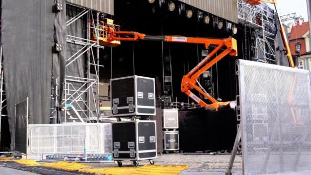 波兰弗罗茨拉夫 2020年1月 工人们在市中心一座广场上举行音乐会后 用一台强大的工业起重机拆除了舞台 — 图库视频影像