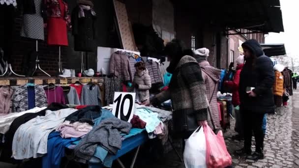 ポーランド ヴロツワフ 2020年1月 市場の人々の群衆 男性と女性が販売し 安い服を購入する — ストック動画