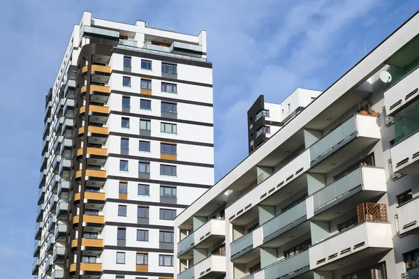 Außenansicht Zweier Moderner Weißer Mehrfamilienhäuser Mit Balkon Zeitgenössischem Wohnviertel — Stockfoto