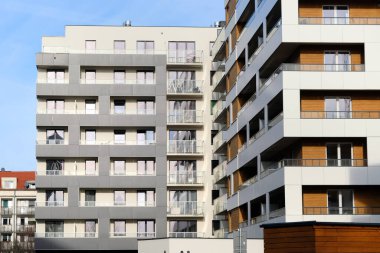 Modern apartmanların dışı.